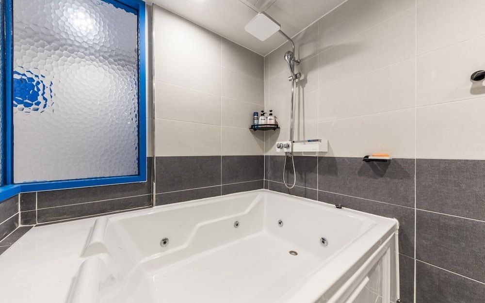 Gasan Honey Room (Deluxe room (Netflix available in all) 20