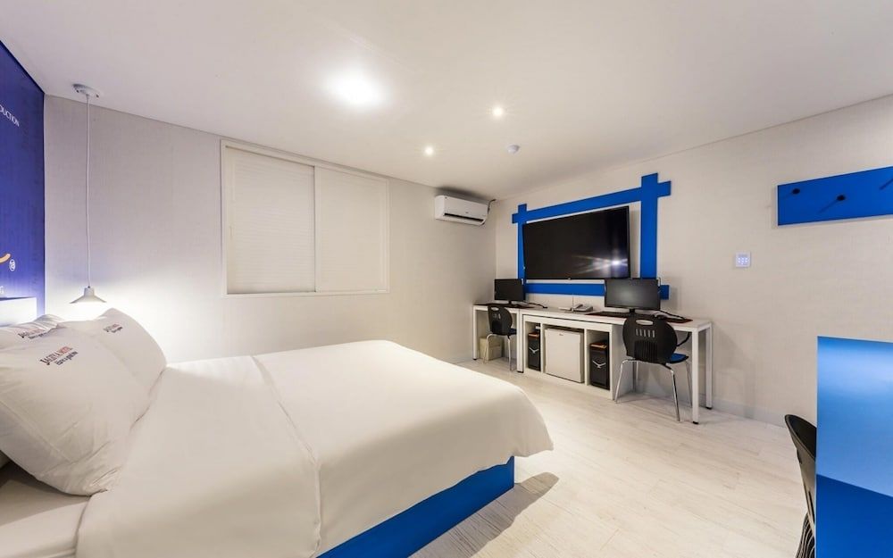 Gasan Honey Room (Deluxe room (Netflix available in all) 19