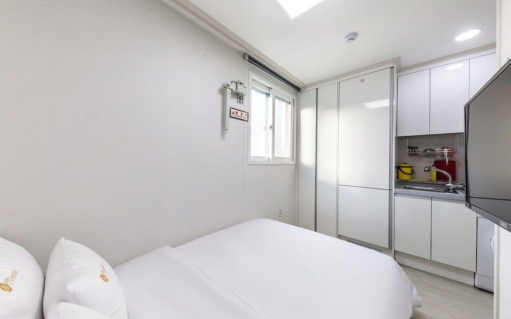 Guro JS Hotel Room (Standard-Late Check-in)