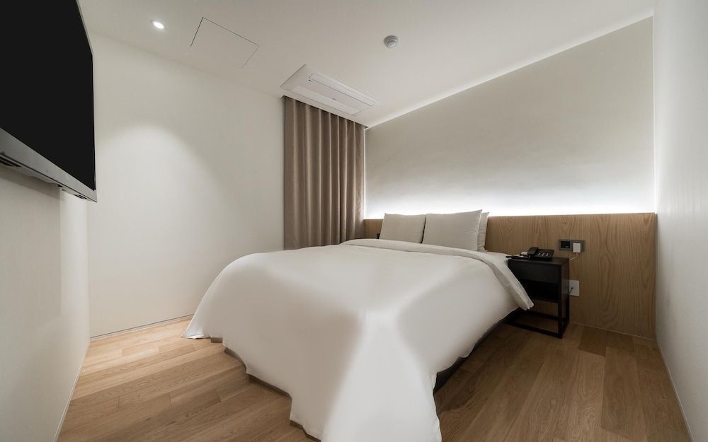 Yeoksam CF Room (Premium (Netflix)) 2