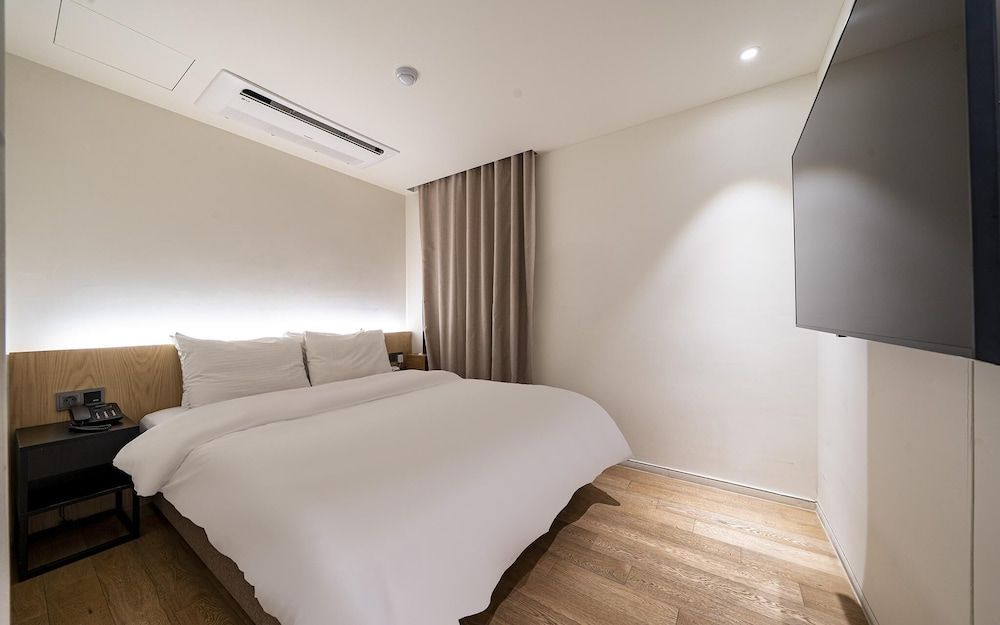 Yeoksam CF Room (Premium (Netflix)) 14