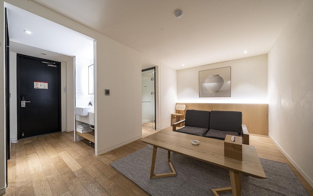 Yeoksam CF Room (Premium (Netflix)) 11