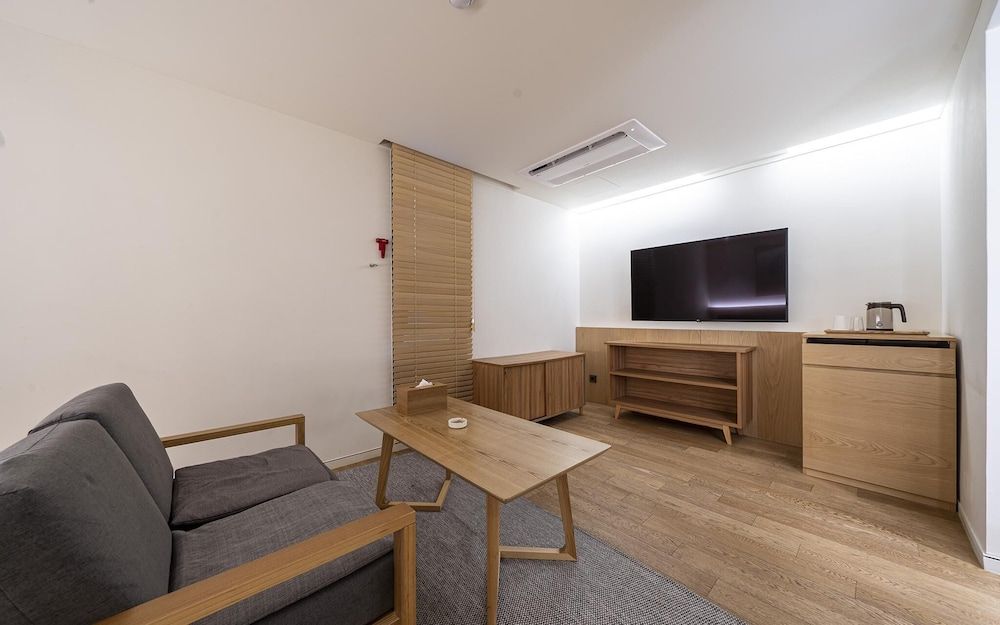 Yeoksam CF Room (Premium (Netflix)) 13