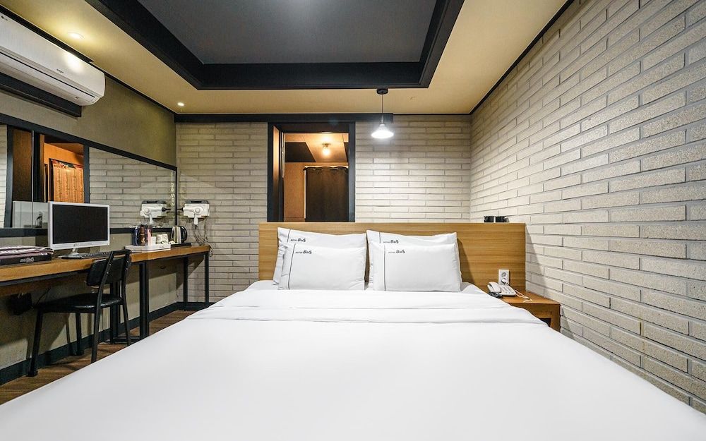 Sangbong Hotel Bus Room (Karaoke (ramen) (choose 2 fried rice ) 5