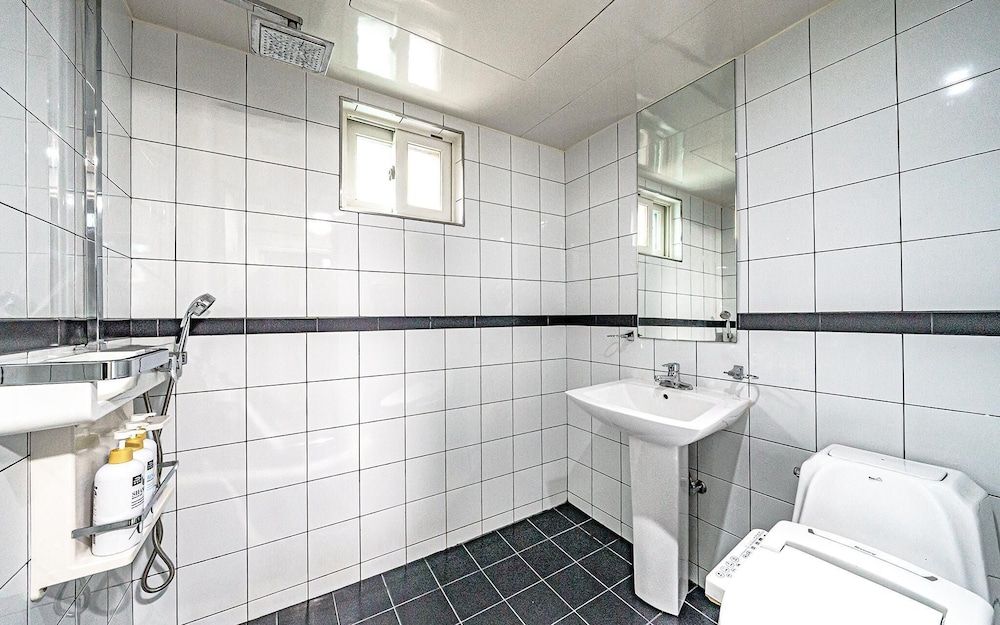 Sangbong Hotel Bus Room (General (Netflix TVing Watcha Disney ) 7