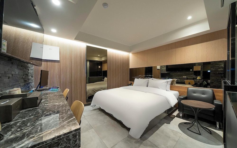 Seoul National Univ Stn 54beonga Room (Standard (Netflix Disney viewing avai) 5