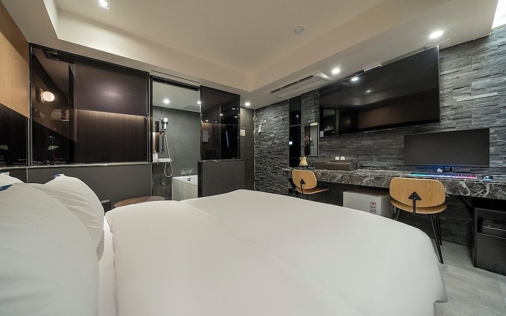 Seoul National Univ Stn 54beonga Room (Standard (Netflix Disney viewing avai) 7