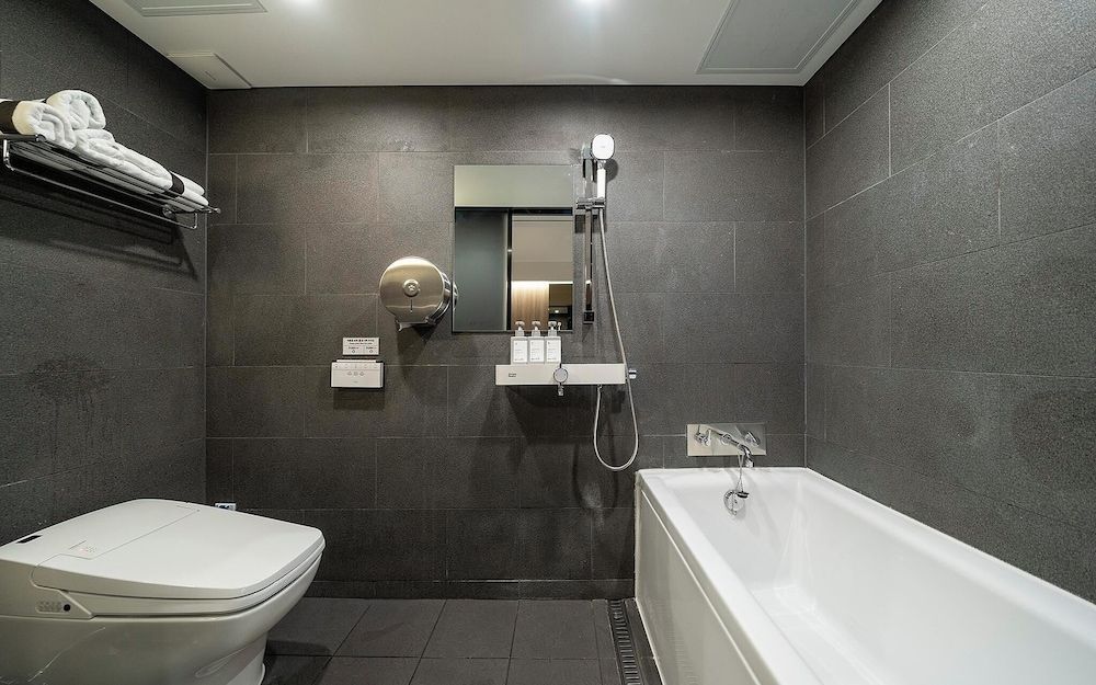 Seoul National Univ Stn 54beonga Room (Standard (Netflix Disney viewing avai) 8