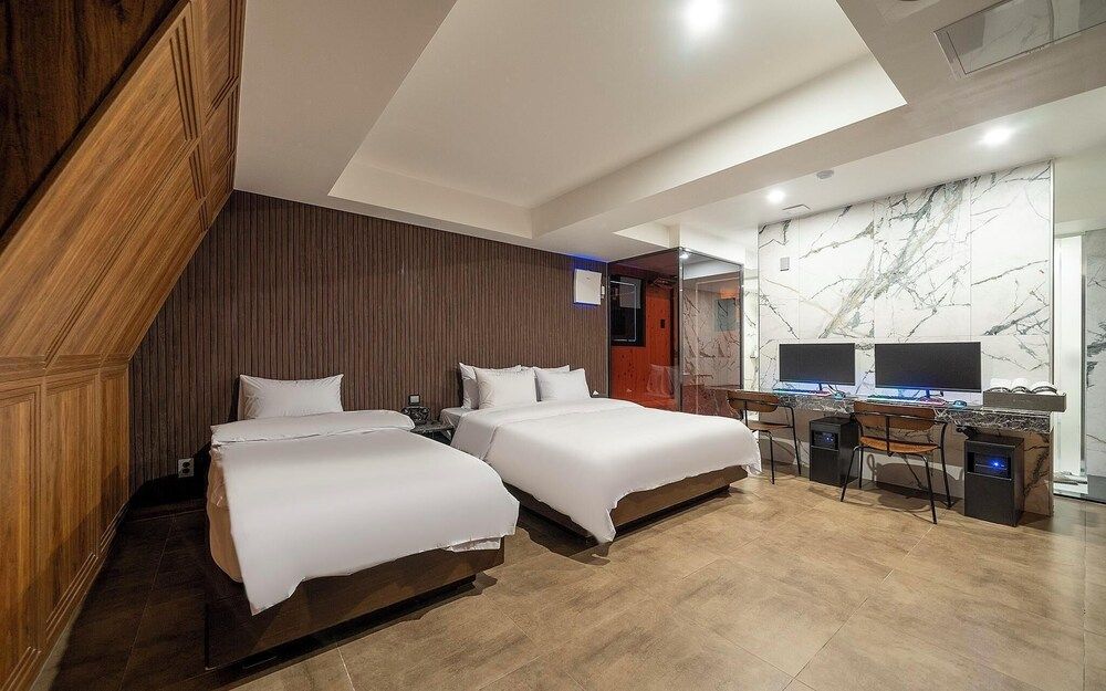 Seoul National Univ Stn 54beonga Room (VVIP (Netflix Disney/2 PCs for games/) 2