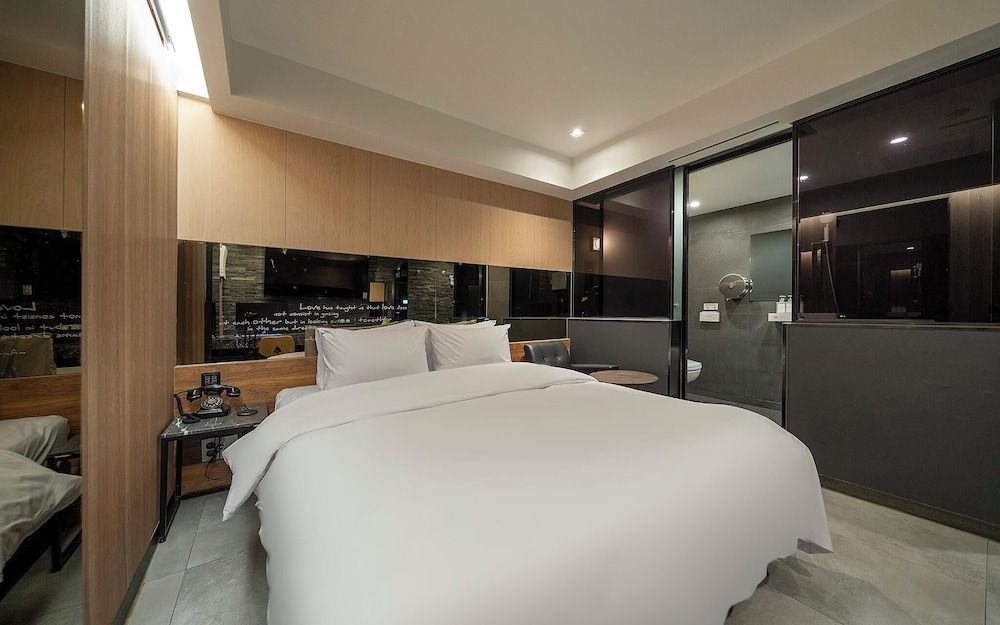 Seoul National Univ Stn 54beonga Room (Standard (Netflix Disney viewing avai) 6