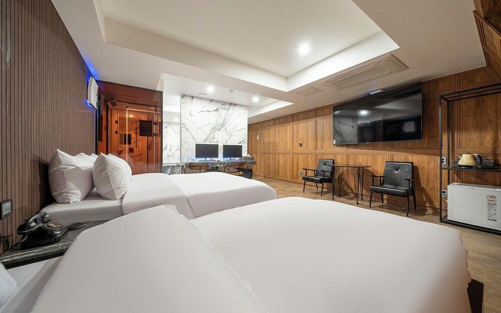 Seoul National Univ Stn 54beonga Room (VVIP (Netflix Disney/2 PCs for games/) 3