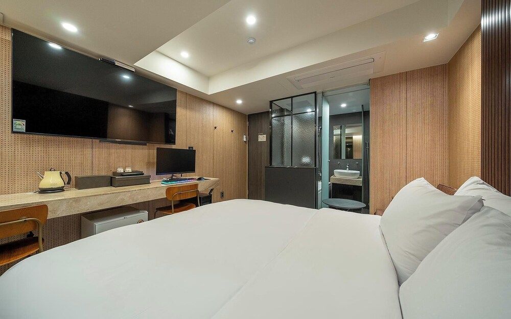 Seoul National Univ Stn 54beonga Room (Standard (Netflix Disney viewing avai) 4