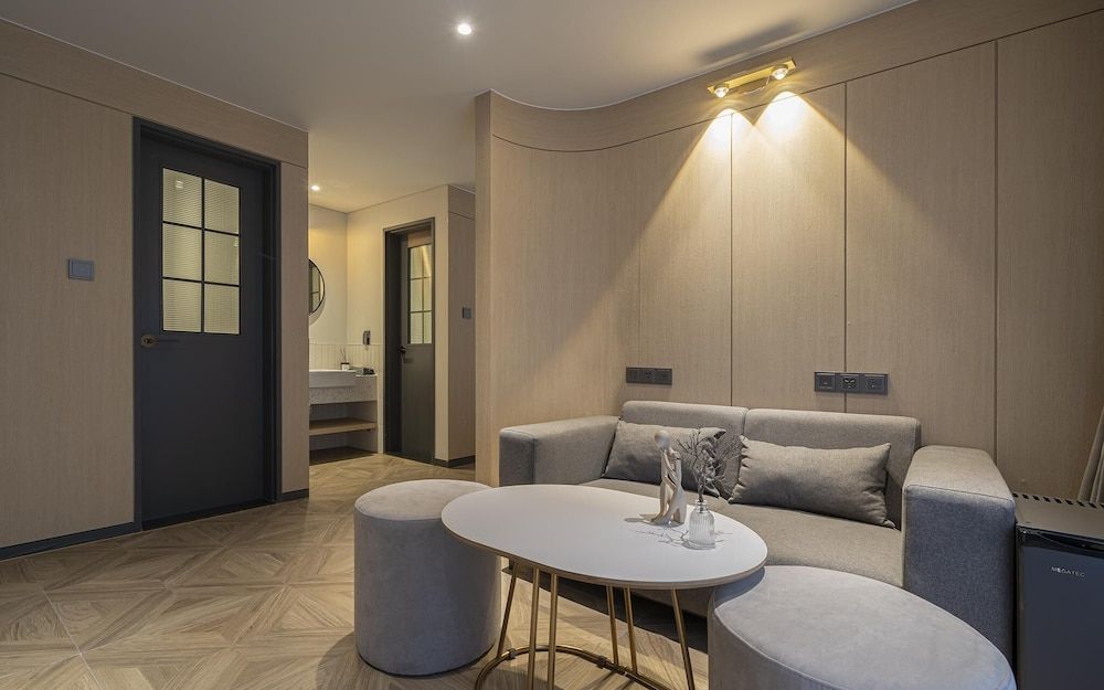 Brown Dot Yeoksam Branch Room (Suite B (sofa bed king size bed Netfl)