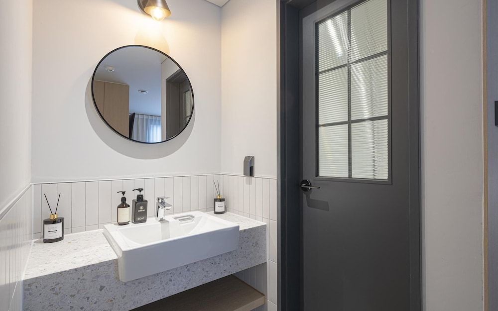 Brown Dot Yeoksam Branch Room (Suite B (sofa bed king size bed Netfl) 27