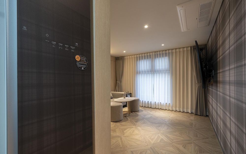 Brown Dot Yeoksam Branch Room (Suite B (sofa bed king size bed Netfl) 17