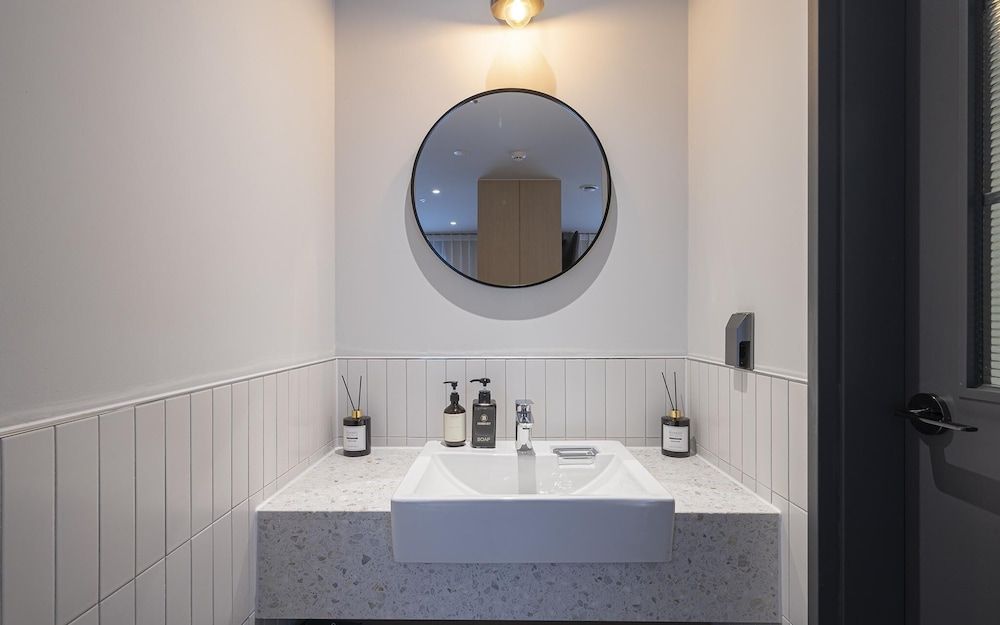 Brown Dot Yeoksam Branch Room (Suite B (sofa bed king size bed Netfl) 29