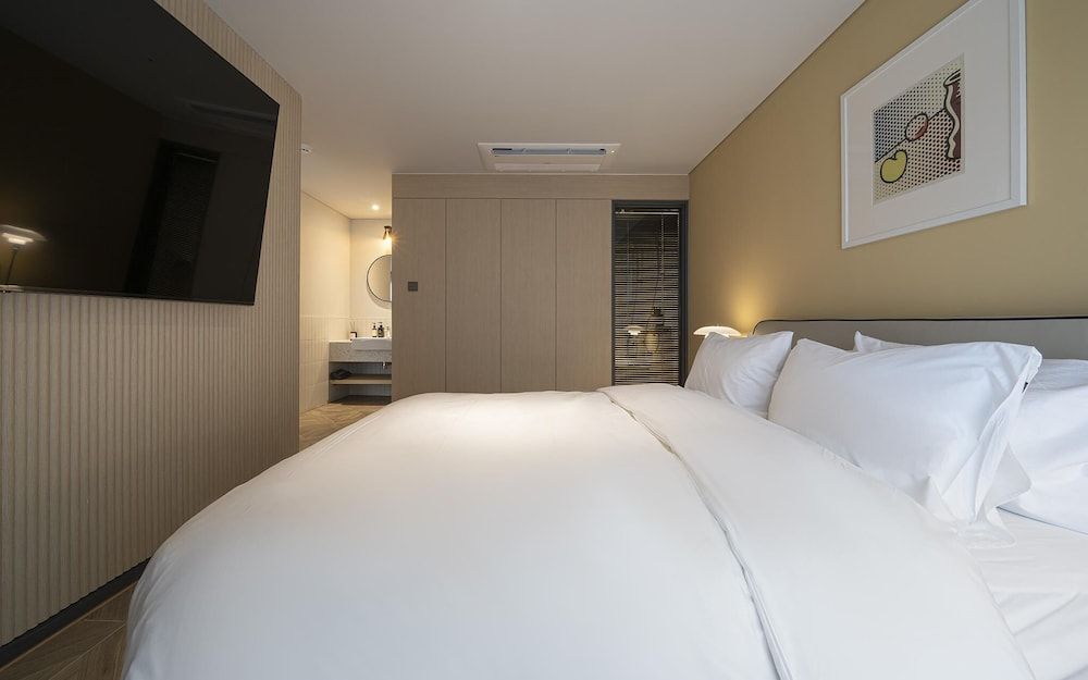 Brown Dot Yeoksam Branch Room (Suite B (sofa bed king size bed Netfl) 2