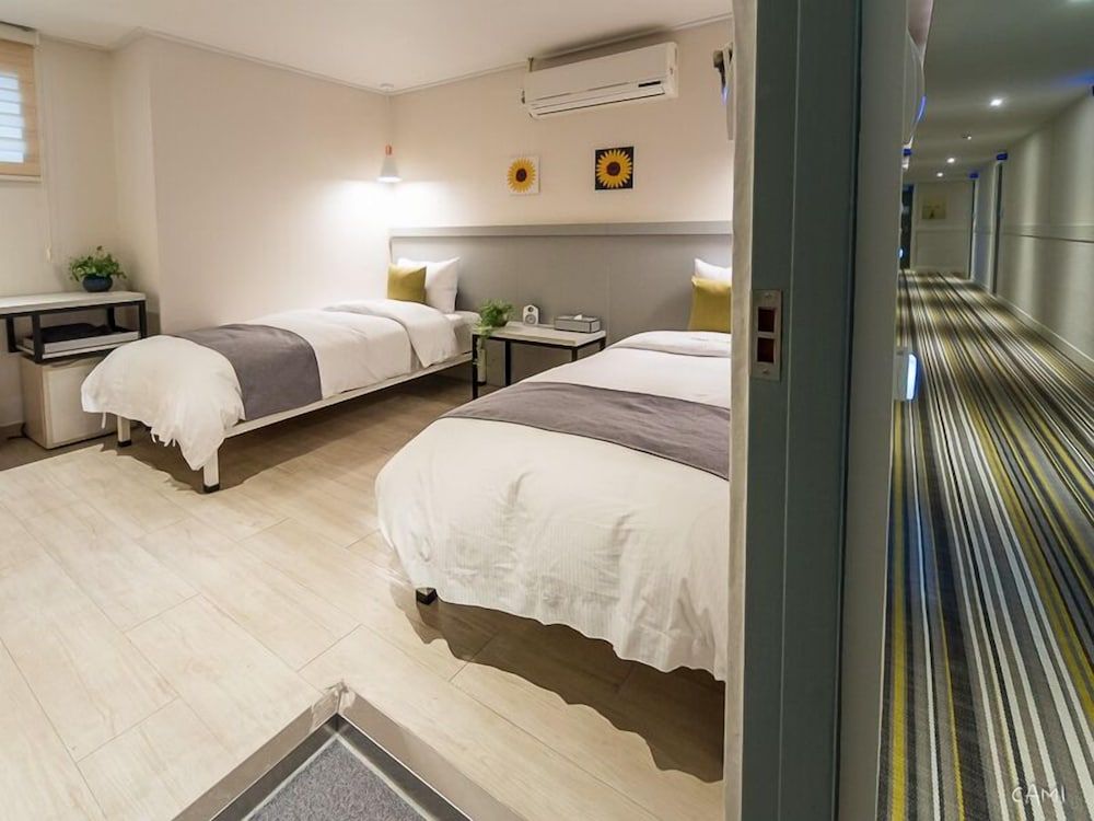 Hotel Victoria Twin Room 5