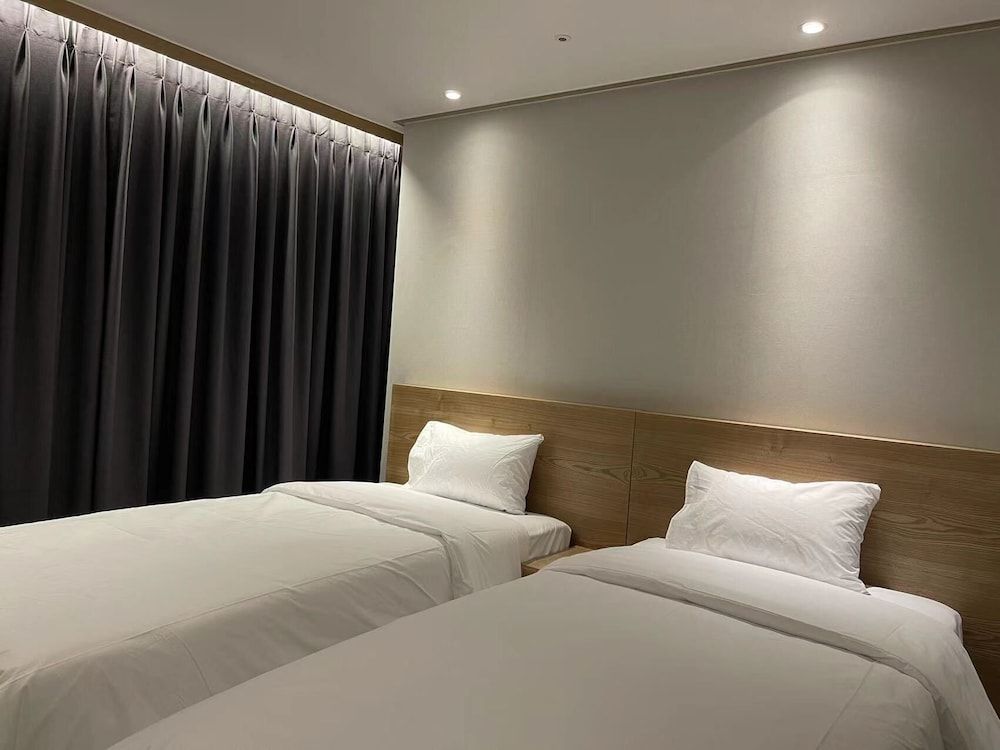 undefined The Garden Hotel 10