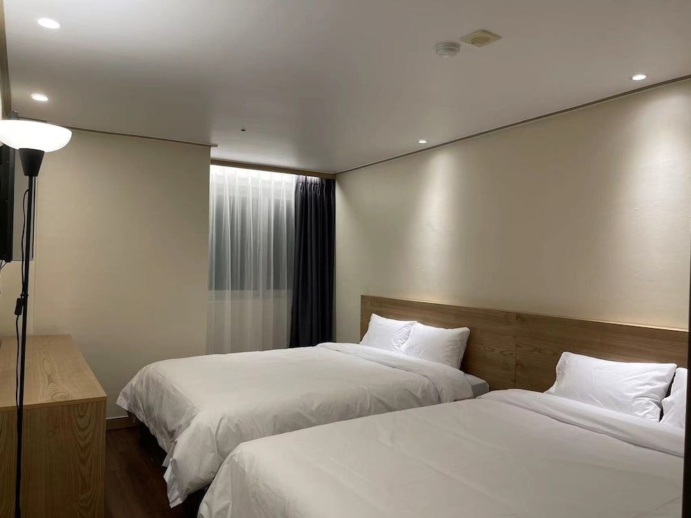 undefined The Garden Hotel 3