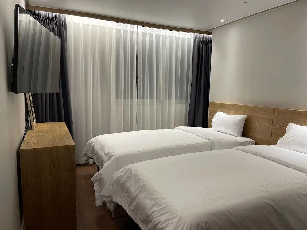 undefined The Garden Hotel 9