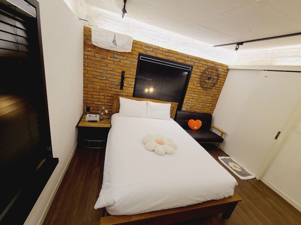 Bias K-GIRL GUESTHOUSE - Caters to Women Superior Double Room, Courtyard View 3