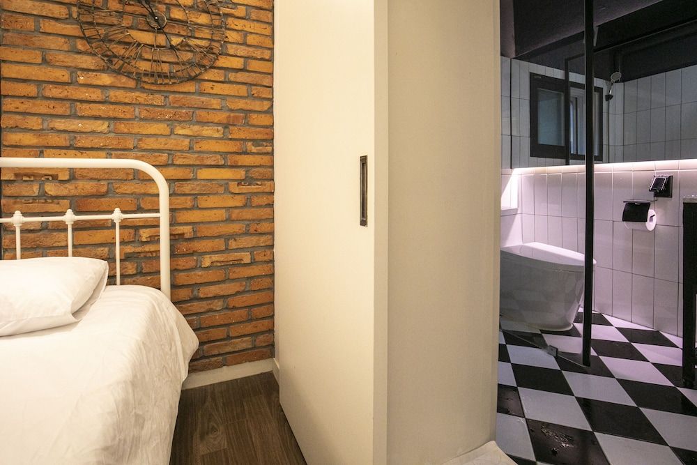 Bias K-GIRL GUESTHOUSE - Caters to Women Superior Double Room, Courtyard View 9