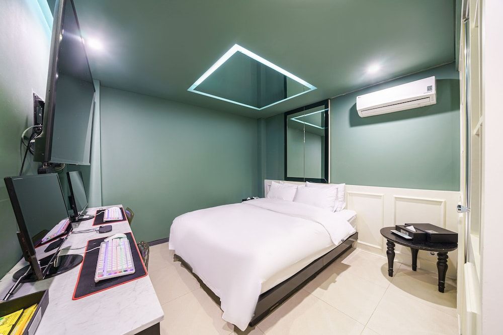 undefined Shinchon Wol Hotel