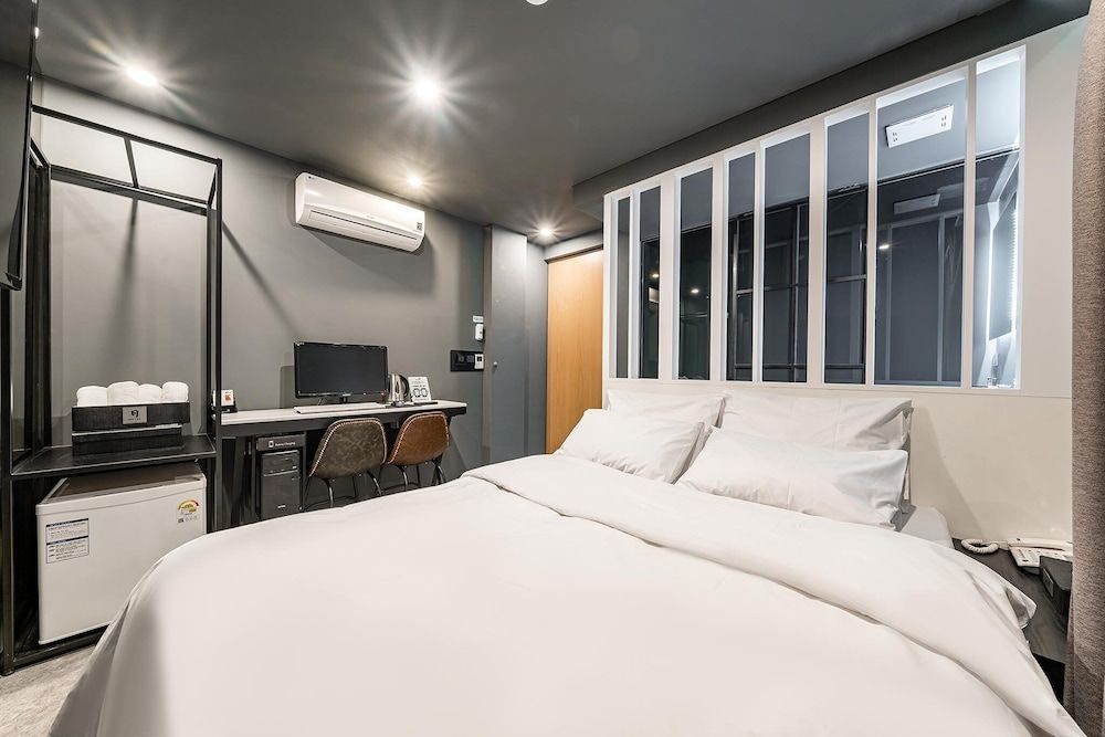 undefined Shinchon Wol Hotel 2