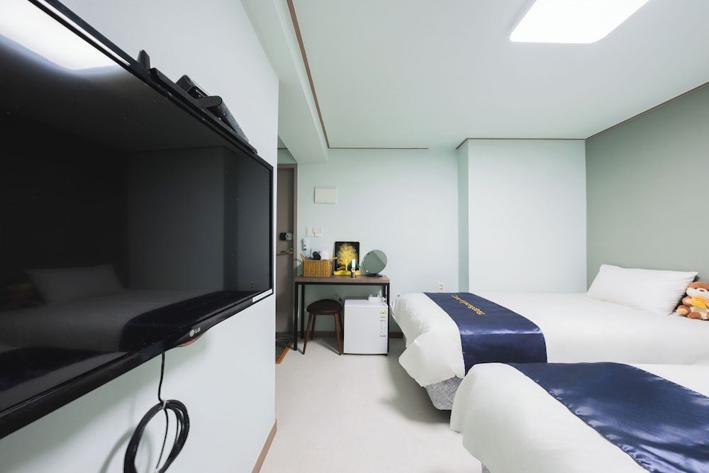 Cave Myeongdong Standard Triple Room 8