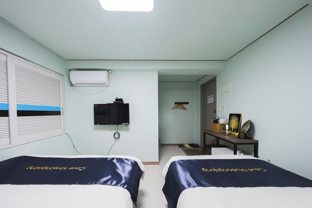 Cave Myeongdong Standard Triple Room 10