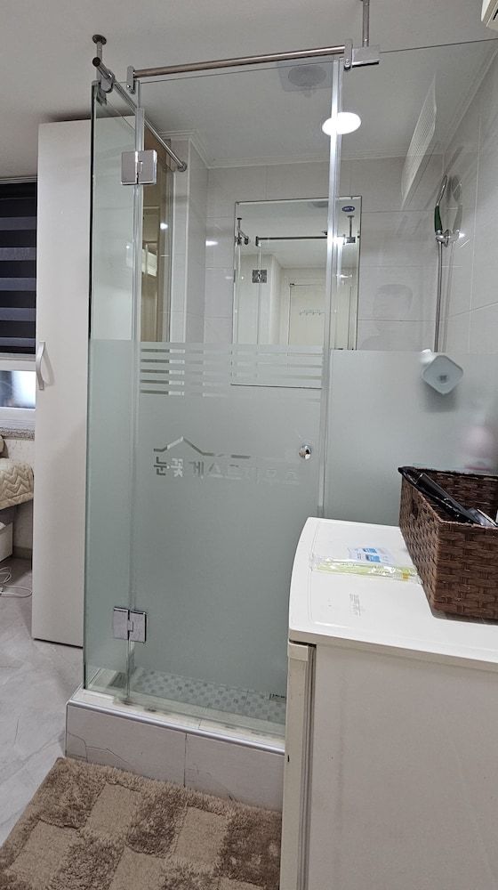 Snowflower Guesthouse Deluxe Double Room, Non Smoking [Fitness coupon + free buffet all day] 10