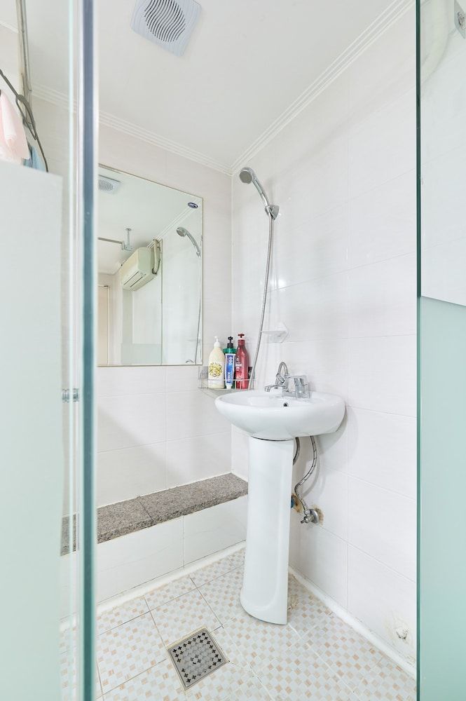 Snowflower Guesthouse Deluxe Double Room, Non Smoking [Fitness coupon + free buffet all day] 19