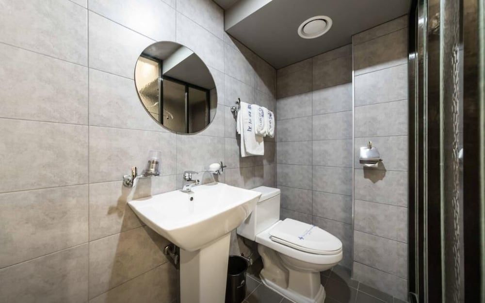 undefined Hotel Daisy 7