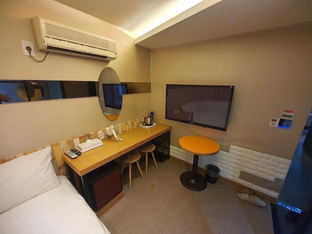 undefined Hotel Daisy 6