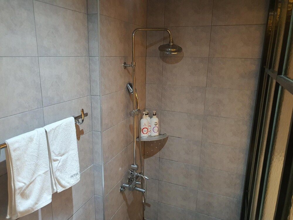 undefined Hotel Daisy 8