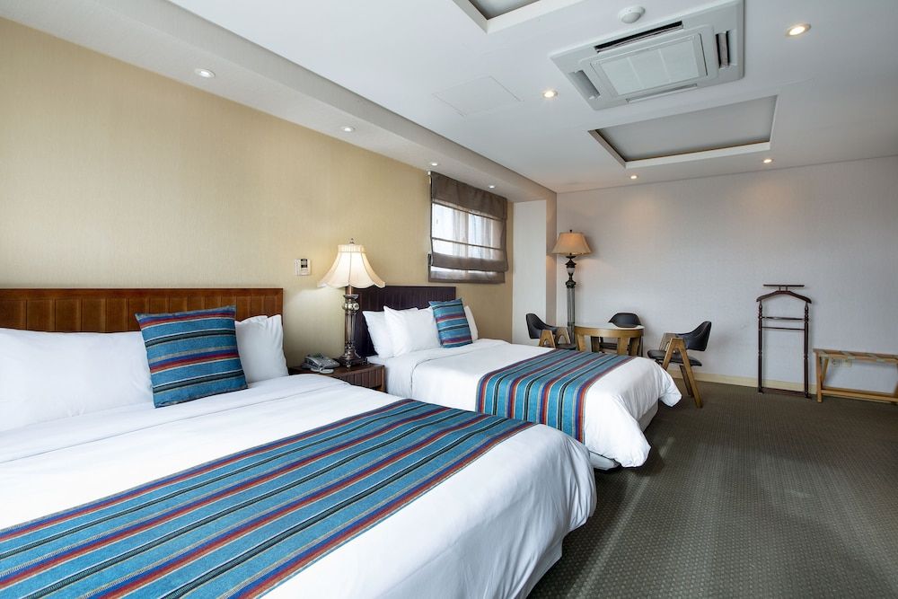 Ritz Plaza Hotel Family Twin Room, Partial Lake View (Plaza Suite) 2