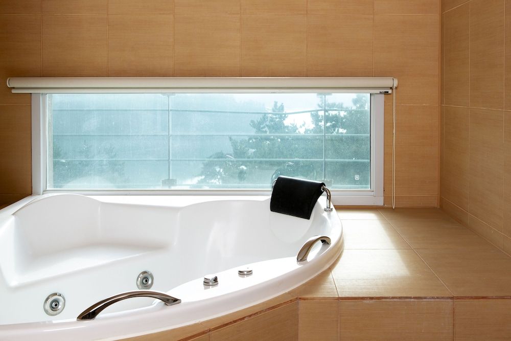 Ritz Plaza Hotel Family Twin Room, Partial Lake View (Plaza Suite) 5