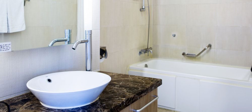 Ritz Plaza Hotel Deluxe Double Room, Partial Lake View 4