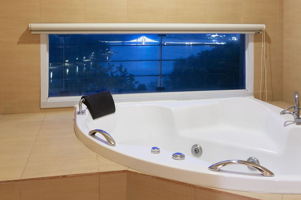 Ritz Plaza Hotel Family Twin Room, Partial Lake View (Plaza Suite) 6