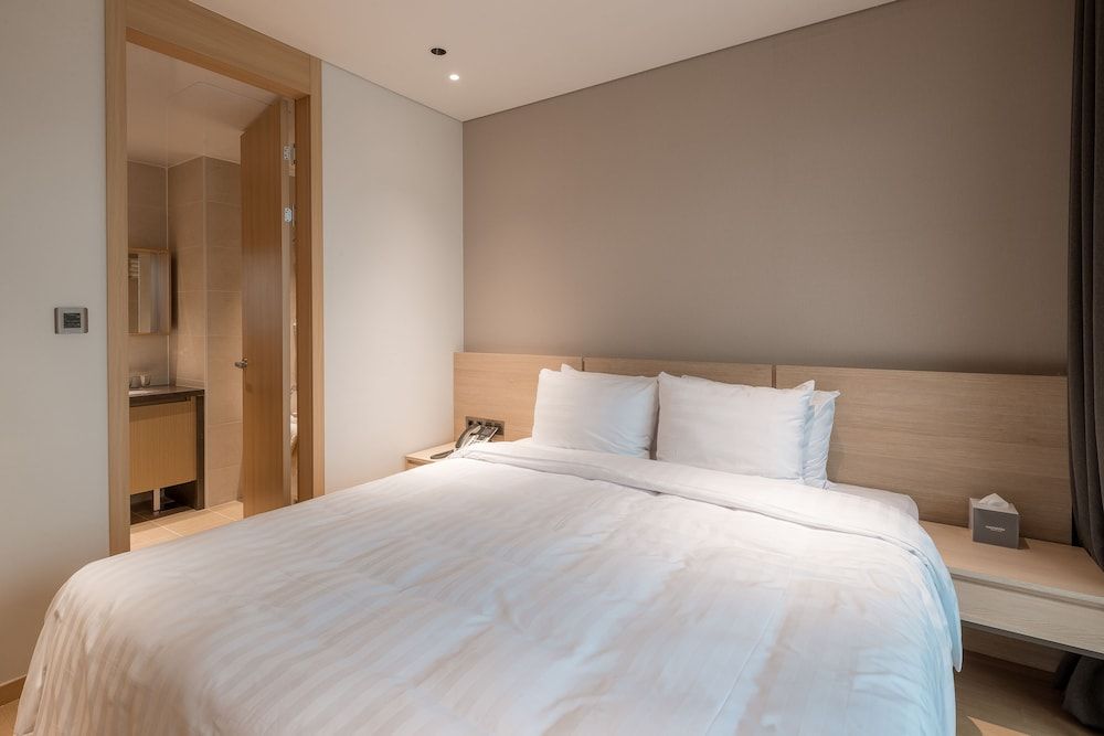 Chestertons Sokcho Superior Double Room (2 Room) 3