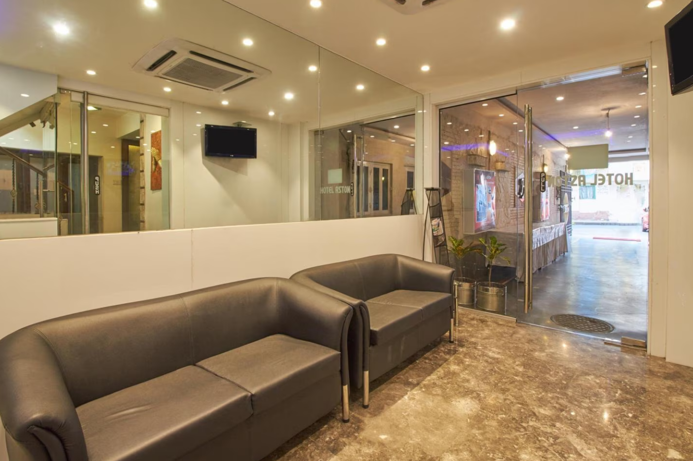 undefined Hotel Aston 3