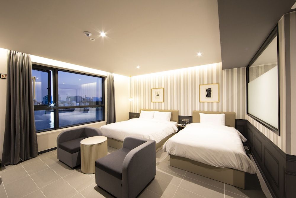 Brown Dot Hotel - Jangsaengpo Deluxe Family Twin, Ocean View 11