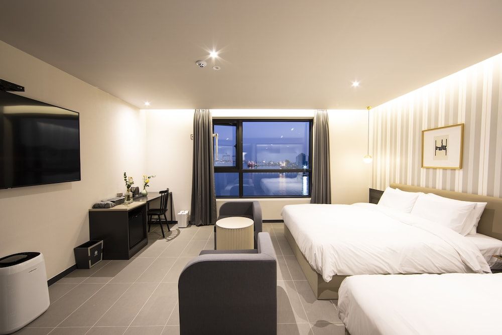 Brown Dot Hotel - Jangsaengpo Deluxe Family Twin, Ocean View 9