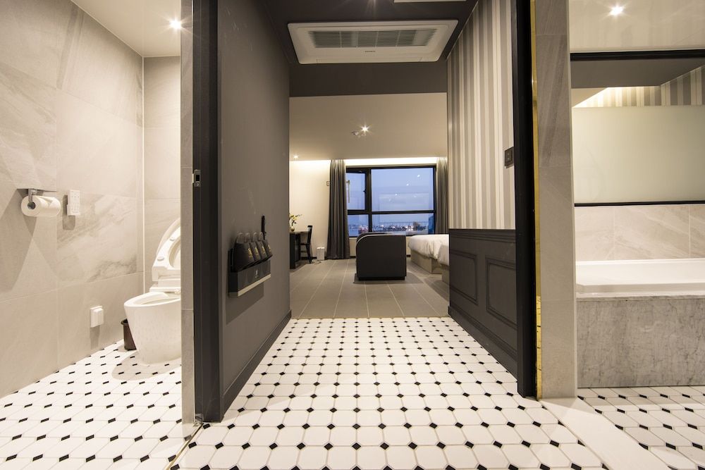 Brown Dot Hotel - Jangsaengpo Deluxe Family Twin, Ocean View 14