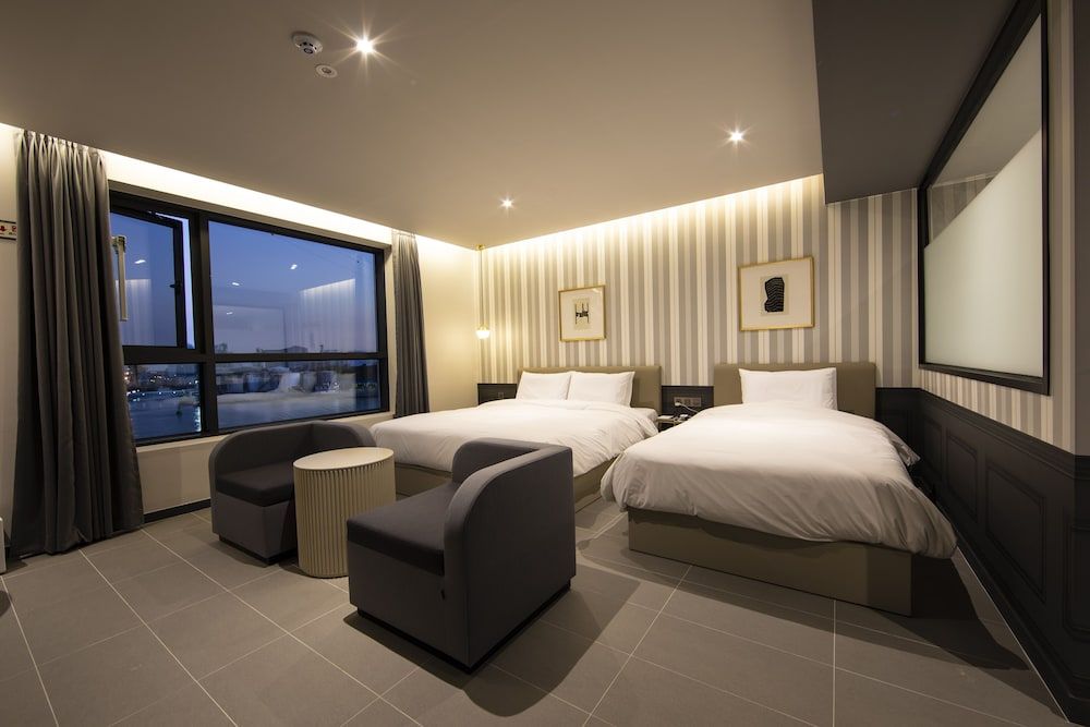 Brown Dot Hotel - Jangsaengpo Deluxe Family Twin, Ocean View 2