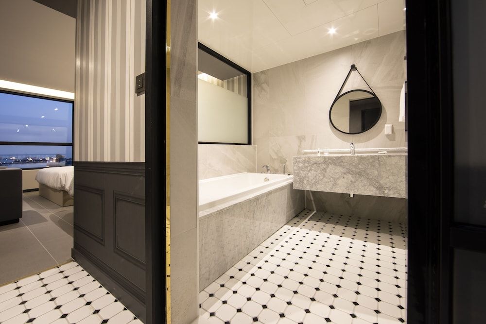 Brown Dot Hotel - Jangsaengpo Deluxe Family Twin, Ocean View 17