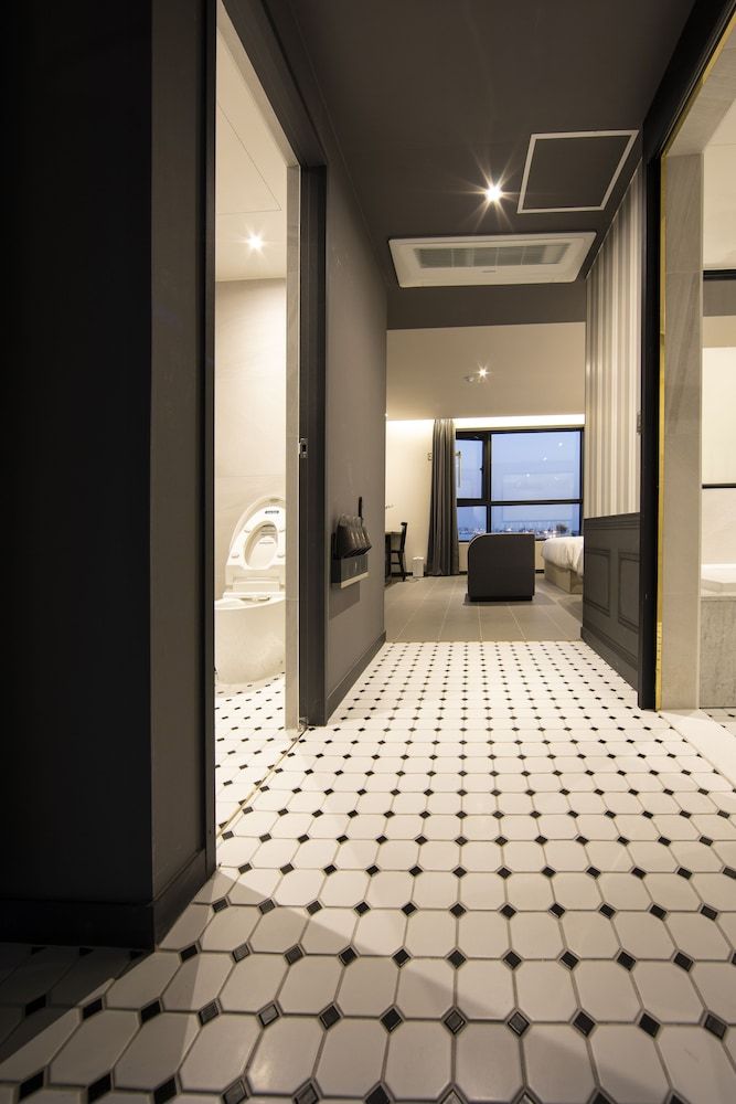 Brown Dot Hotel - Jangsaengpo Deluxe Family Twin, Ocean View 12