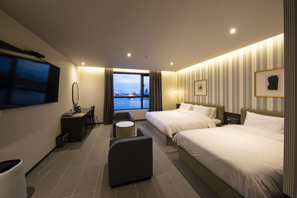 Brown Dot Hotel - Jangsaengpo Deluxe Family Twin, Ocean View 10