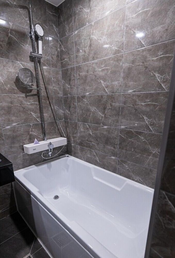 Deep Soaking Bathtub